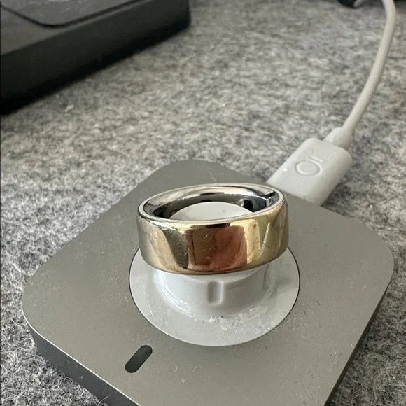 Oura Ring gen 4 SIZE 8 Gold with Charging Dock - Picture 4 of 5
